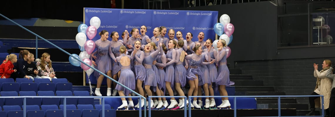 SM-juniorijoukkue Reflectionsin riemua vapaaohjelman pisteiden selvittyä muodostelmaluistelun 2. valintakilpailussa Espoossa joulukuussa 2022 (Kuva: Santtu Jaakkola).