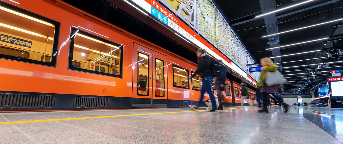 Case Länsimetro, Matinkylä – Kivenlahti (kuva: metro Finnoon asemalla, Kusti Manninen, Tunne Productions Oy)