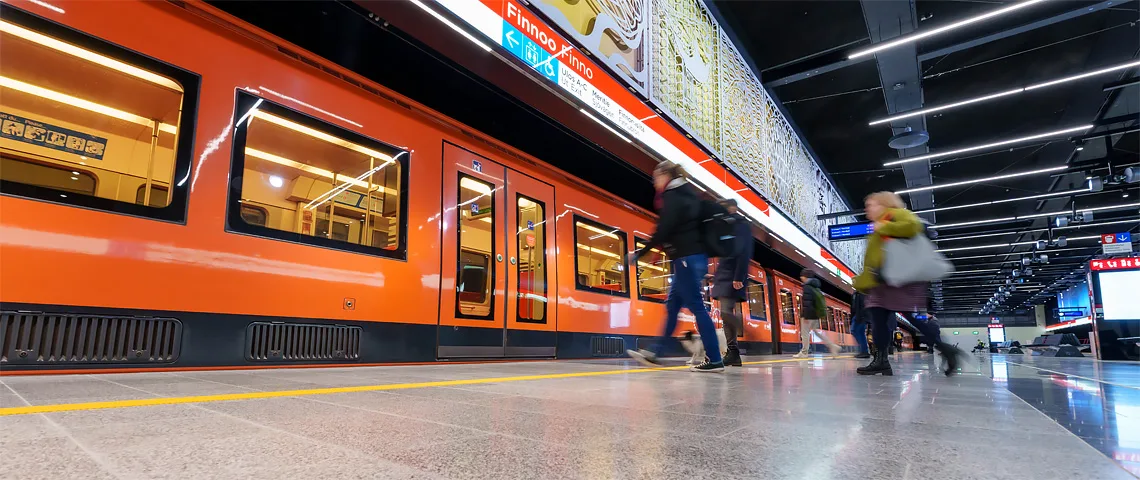 Case Länsimetro, Matinkylä – Kivenlahti (kuva: metro Finnoon asemalla, Kusti Manninen, Tunne Productions Oy)