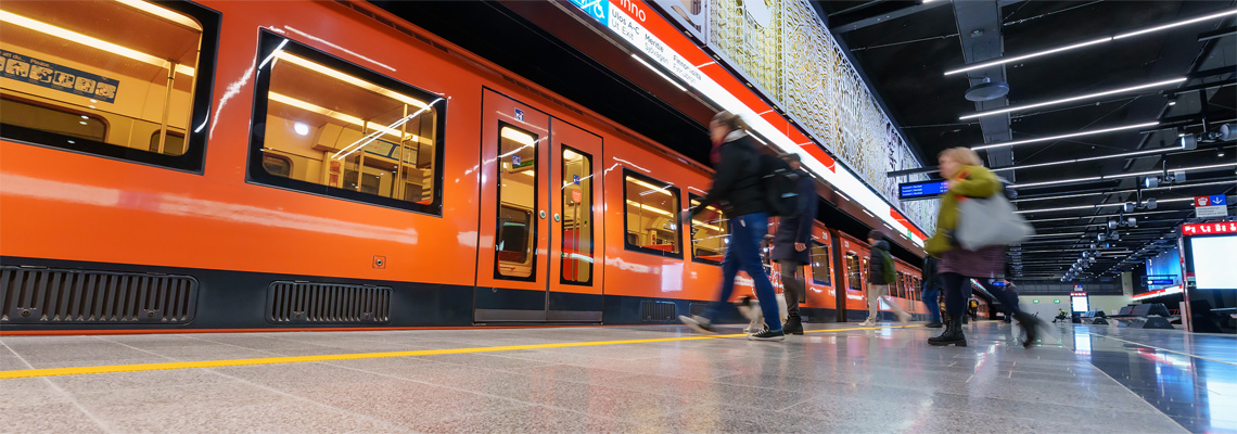 Metro Länsimetron Finnoon asemalla (kuva: Kusti Manninen, Tunne Productions Oy)
