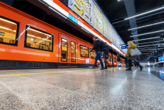 Metro Finnoon asemalla (kuva: Kusti Manninen, Tunne Productions Oy)